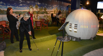 Women playing adventure golf through Globen
