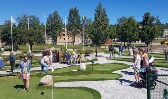 Adventure golf players