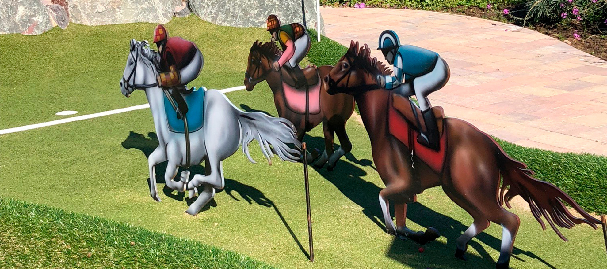 Hästkapplöpning på Äventyrsgolfen "Galloping Mini Golf"